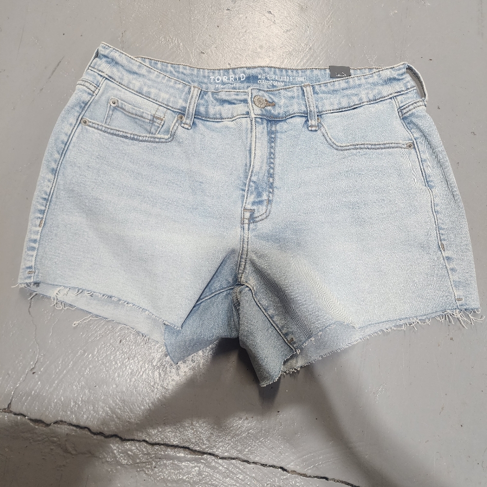 Torrid nwt light wash shorts